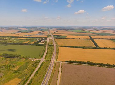 Yükseklikten buğday tarlası, üst görünüm, İHA tarafından fotoğraflanmış.