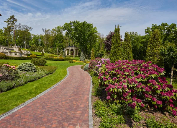 Beautiful Summer Garden Walkway Winding Its Way — Stock Photo, Image
