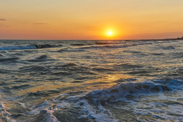Мягкие Морские Волны Пузырьки Пляже Фоне Заката Неба — стоковое фото