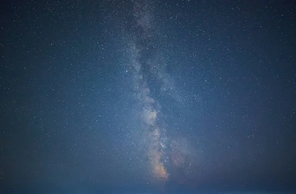 Поперечный Молочный Путь Над Морем Темном Ясном Небе — стоковое фото