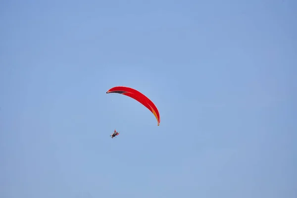 Parapente Cielo Parapente Volando Día Soleado Brillante Hermoso Parapente Vuelo — Foto de Stock