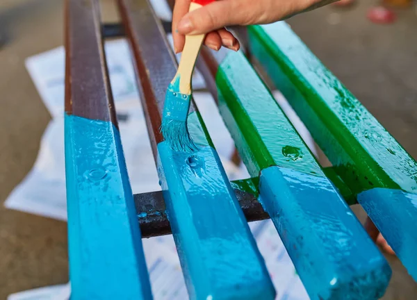 Escova Mão Pinta Banco Cores Brilhantes Pintando Banco Jardim Rua — Fotografia de Stock