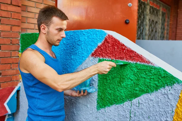 Adam Duvarı Parlak Renklerde Fırçayla Boyuyor Sokakta — Stok fotoğraf