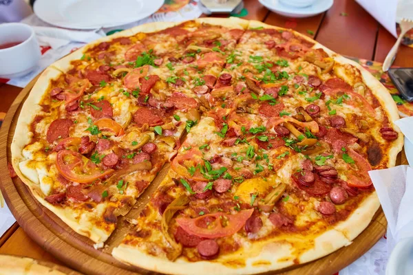ピーマンとトマトのピザのサイドビュー — ストック写真
