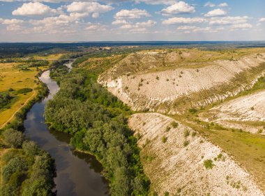 Severskiy Donets nehri, Ukrayna 'nın Svyatogorsk yakınlarında ayrılmış bir bölge olan tebeşir taşlarıyla çevrili. Drone fotoğrafı.
