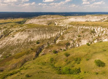 Ukrayna 'nın bozkır yüzeyindeki milyonlarca tebeşir dağı. Drone fotoğrafçılığı