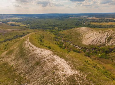 Severskiy Donets nehri, Ukrayna 'nın Svyatogorsk yakınlarında ayrılmış bir bölge olan tebeşir taşlarıyla çevrili. Drone fotoğrafı.