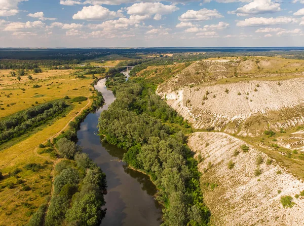 Severskiy Donets nehri, Ukrayna 'nın Svyatogorsk yakınlarında ayrılmış bir bölge olan tebeşir taşlarıyla çevrili. Drone fotoğrafı.