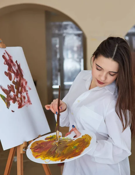 Jeune Fille Artiste Brune Peint Tableau Coloré Mélange Des Peintures — Photo