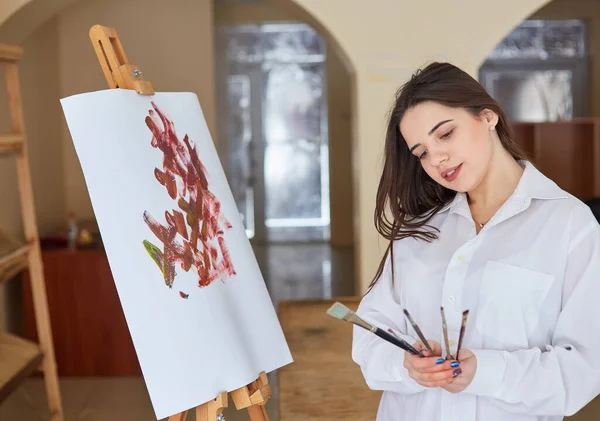 Young Smiling Brunette Woman Artist White Shirt Her Studio Holding — 스톡 사진