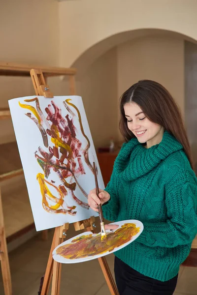 Joven Artista Caucásica Sosteniendo Pincel Dibuja Sobre Lienzo Trabajando Estudio — Foto de Stock