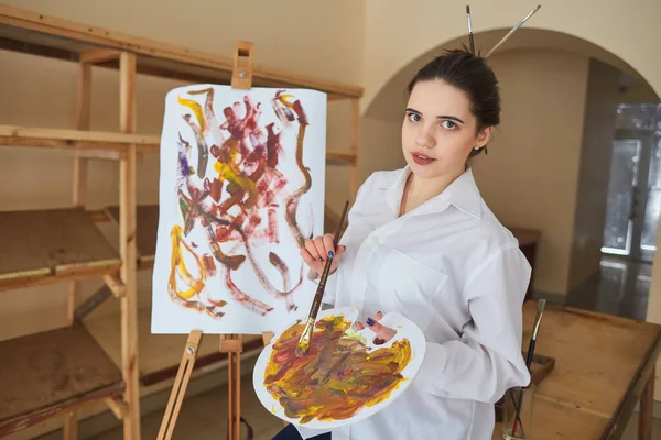 Artista Feminina Morena Pinta Quadro Colorido Mistura Pinturas Uma Paleta — Fotografia de Stock