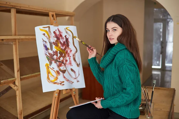 Νεαρή Καυκάσια Γυναίκα Καλλιτέχνης Κρατώντας Πινέλο Και Ζωγραφίζει Καμβά Εργάζονται — Φωτογραφία Αρχείου