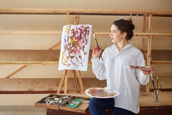Une Jeune Artiste Brune Souriante Chemise Blanche Dans Son Atelier — Photo