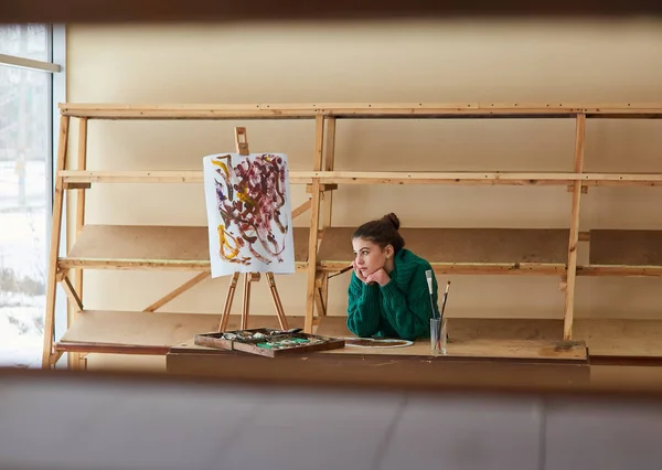 Μελαχρινή Καλλιτέχνης Κορίτσι Στέκεται Κοντά Στο Καβαλέτο Και Hoslt Βούρτσες — Φωτογραφία Αρχείου