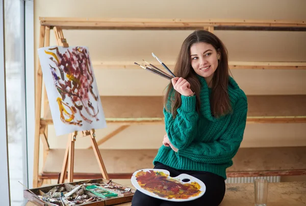 Brunette Artist Girl Stands Easel Hoslt Brushes Her Hands Creative — Stock Photo, Image