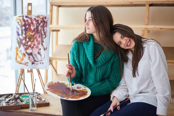 Dos Chicas Jóvenes Morenas Pintan Una Pintura Óleo Taller Arte — Foto de Stock