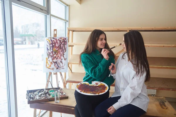 Dwie Młode Dziewczyny Brunetki Malować Obraz Olejny Warsztacie Sztuki — Zdjęcie stockowe