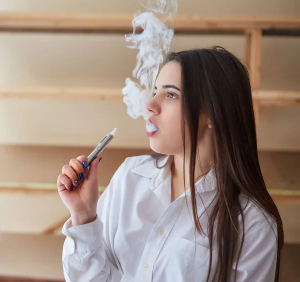 Μοντέρνο Κορίτσι Καπνίζοντας Μοντέρνα Νέα Συσκευή Ατμίσματος Ηλεκτρονικό Υγρό Καπνού — Φωτογραφία Αρχείου