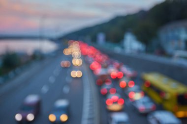 Doku bulanıklığı, bulanık gölgeler. Şehir sokaklarında akşam ve gece lambaları. Şehir manzarası ve yol. , Kyiv, Ukrayna