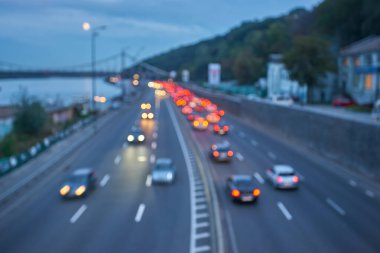 Doku bulanıklığı, bulanık gölgeler. Şehir sokaklarında akşam ve gece lambaları. Şehir manzarası ve yol. , Kyiv, Ukrayna