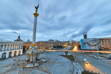 KYIV, UKRAINE, Eylül 06, 2017: Kiev 'deki Bağımsızlık Meydanı Meydanı Meydanı Meydanı Meydanı Meydanı ve Bulutlu Gün' deki Onurlu Günler Müzesi 'nin kahramanlarının Ulusal Anıtı
