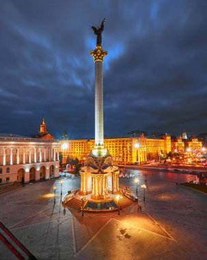 KYIV, UKRAINE, Eylül 06, 2017: Ukrayna 'nın Kyiv kentindeki Meydanı' ndaki bağımsızlık anıtının gece manzarası
