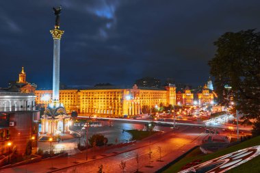 KYIV, UKRAINE, Eylül 06, 2017: Ukrayna 'nın Kyiv kentindeki Meydanı' ndaki bağımsızlık anıtının gece manzarası