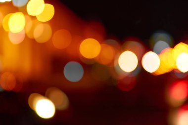 Soyut odaklanmış bokeh ışıkları arkaplanı. Gece kenti sokağı