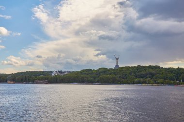 Anavatan Anıtı ve Pechersk Lavra Ukrayna 'nın Kiev kentindeki Dinyeper Nehri' nden izlendi