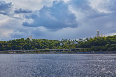 Anavatan Anıtı ve Pechersk Lavra Ukrayna 'nın Kiev kentindeki Dinyeper Nehri' nden izlendi