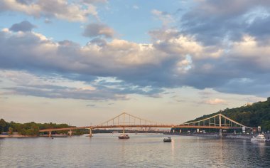 Dinyeper 'daki yaya köprüsü. Kiev 'deki asma köprü. Park köprüsü. Kiev, Ukrayna