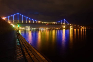 Gece şehri manzarası çok az. Dinyeper nehri üzerindeki yaya köprüsü, Kyiv, Ukrayna