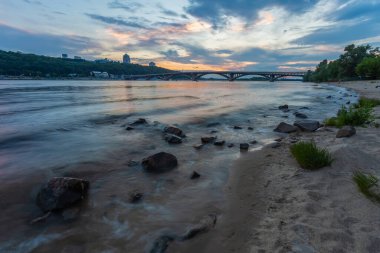Işıklı Merto köprü görünümü güzel bir akşam. Gece şehir manzarası. Kyiv, Ukrayna.