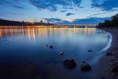 Işıklı Merto köprü görünümü güzel bir akşam. Gece şehir manzarası. Kyiv, Ukrayna.
