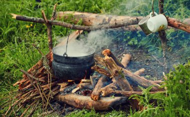 Saha koşullarında yemek pişirmek, piknikte kamp ateşinde demlik pişirmek..