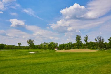 Golf sahasının güzel yeşil bir manzarası var. Zengin yeşil çimenlikli golf sahası. Güzel manzara..