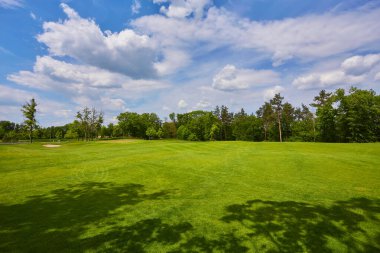 Golf sahasının güzel yeşil bir manzarası var. Zengin yeşil çimenlikli golf sahası. Güzel manzara..