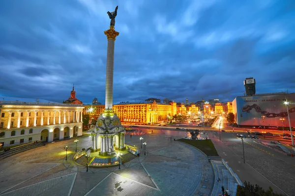 Kyiv Ucrania Septiembre 2017 Vista Nocturna Del Monumento Independencia Plaza — Foto de Stock