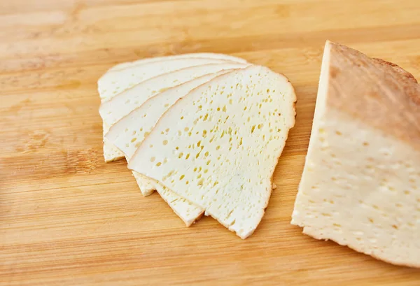 Queijo Defumado Caseiro Fatiado Uma Tábua Madeira — Fotografia de Stock