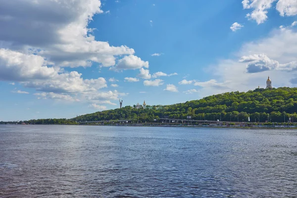 キエフのドニエプル川から見た祖国の記念碑とペチェルスク ラブラ — ストック写真
