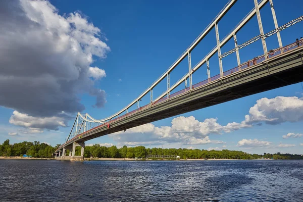 Noche Puente Peatonal Kiev Ucrania Copiar Espacio Para Texto — Foto de Stock