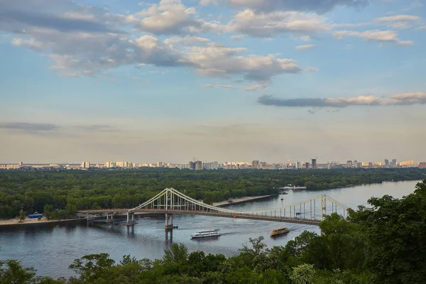ドニエプル川を渡る歩道橋 キエフの吊り橋 公園の橋 キエフ ウクライナ — ストック写真