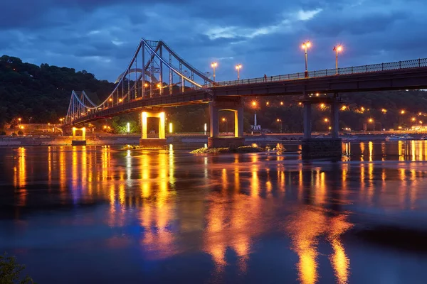 Ville Nocturne Paysage Minimal Pont Piétonnier Traversant Rivière Dniepr Kiev — Photo