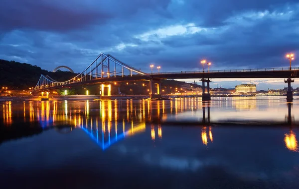夜城小景 跨越乌克兰基辅第聂伯河的行人桥 — 图库照片