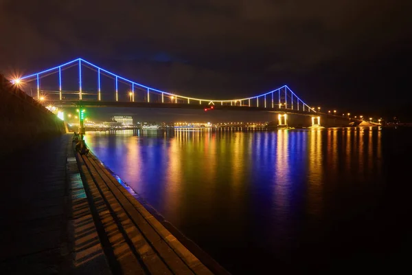 Ville Nocturne Paysage Minimal Pont Piétonnier Traversant Rivière Dniepr Kiev — Photo