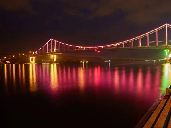 Ponte Pedonale Kiev Illuminazione Serale Riflessione Del Ponte Nel Fiume — Foto Stock