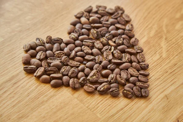 Nahaufnahme Von Herzförmigen Kaffeebohnen Valentinsherz Von Kaffee Kaffeekörner Isoliert Auf — Stockfoto