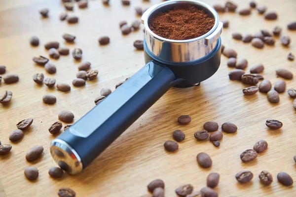 Koffiezetapparaat Hoorn Met Gemalen Koffie Houten Achtergrond Koffiebonen — Stockfoto