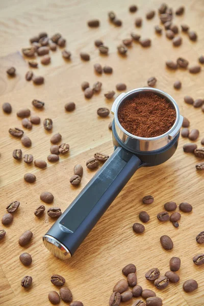 Kaffebryggare Horn Med Malet Kaffe Inuti Mot Bakgrund Kaffebönor — Stockfoto
